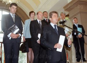 След парламентарния вот през 2005 г. - на него БСП е първа сила, НДСВ - втора, а ДПС - трета. Първанов е президент. Вървят преговори за съставяне на правителство